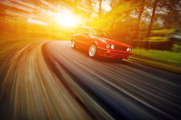 Açık yolda hızlı sürüş klasik kırmızı Cabrio spor araba