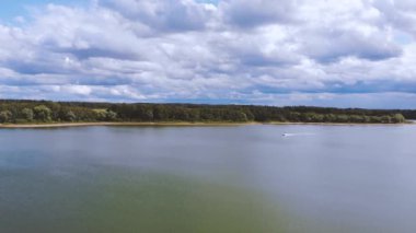 Göldeki tekne. Drone hava görüntüsü