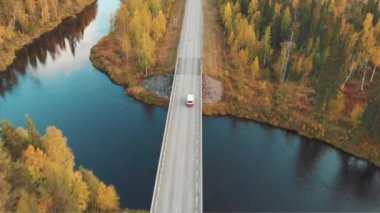 Köprüde araba sürmek. Üst Manzara. 4k