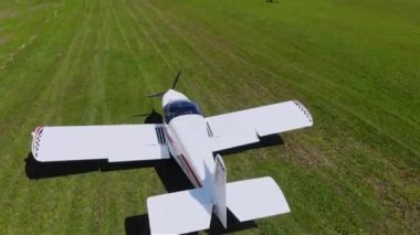 Havaalanında hafif bir uçak. Drone görünümü, 4k