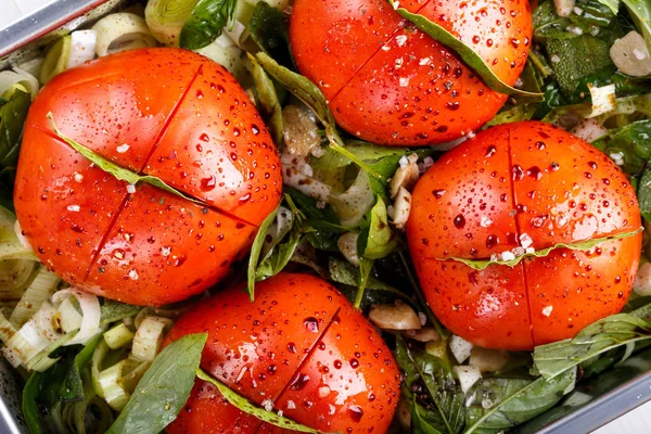 ニンニク バルサミコ酢 オリーブ オイル ベーキング トレイにハーブとホールトマト 野菜をオーブンで焙煎の準備ができてください — ストック写真