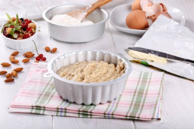 Bademli kek ve pişirme için malzemeler için çiğ süt