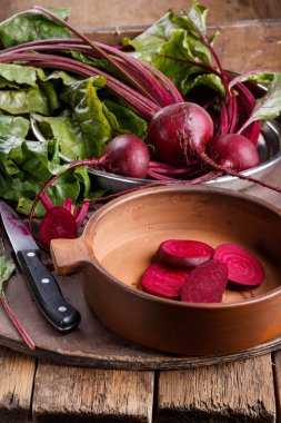 Taze hasat beetroots yapraklarda vintage ahşap arka plan ile. Organik pancar sebze.