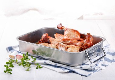 Kızarmış ördek. Ördek yavrusu tütün veya tapaka.