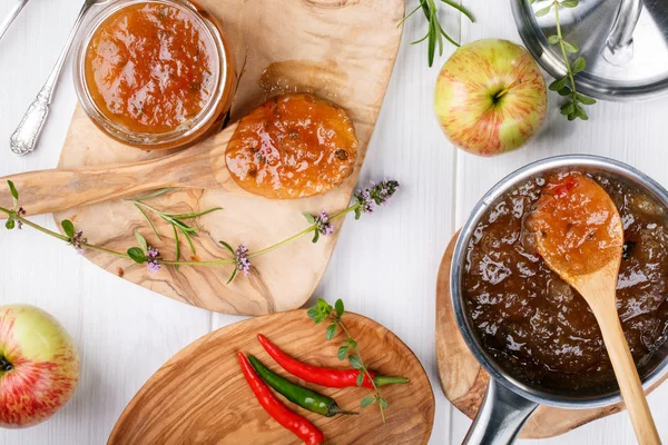 Mermelada Manzana Con Chile Pimienta Con Hierbas Vista Superior — Foto de Stock