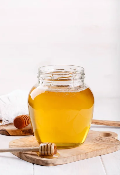 蜂蜜と白の木製ディッパーのガラス瓶 コピー スペース — ストック写真