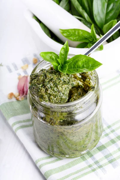 Ev yapımı yeşil pesto sos