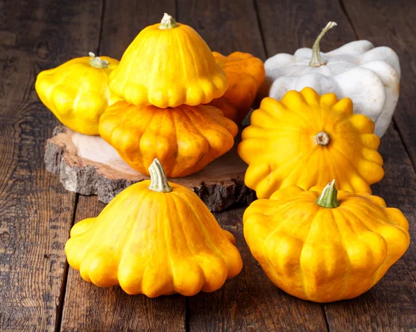 Sarı pattypan squash ahşap tablo sonbahar