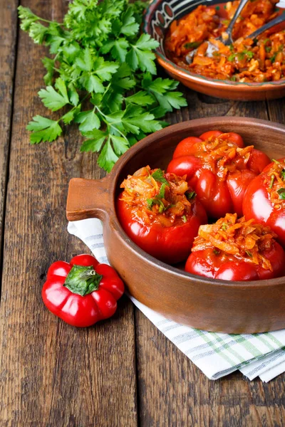 Tatlı biber, sebze ile doldurulmuş. Domates biber ratunda (gogoshar şeklinde ).