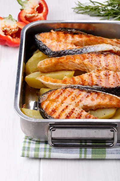 Izgara somon steak patates ile