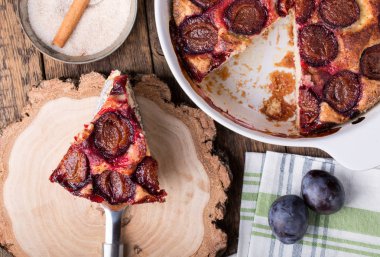 Ev yapımı meyveli kek. Özgün Erik torte. Üstten görünüm.