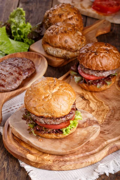Közeli Kép Házi Hamburgert Fából Készült Asztal Gyorséttermi Étkezés — Stock Fotó