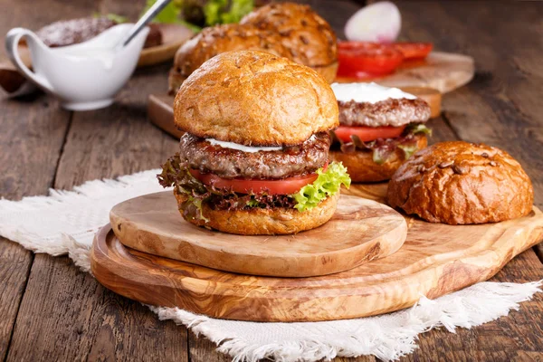 Közeli Kép Házi Hamburgert Fából Készült Asztal Gyorséttermi Étkezés — Stock Fotó