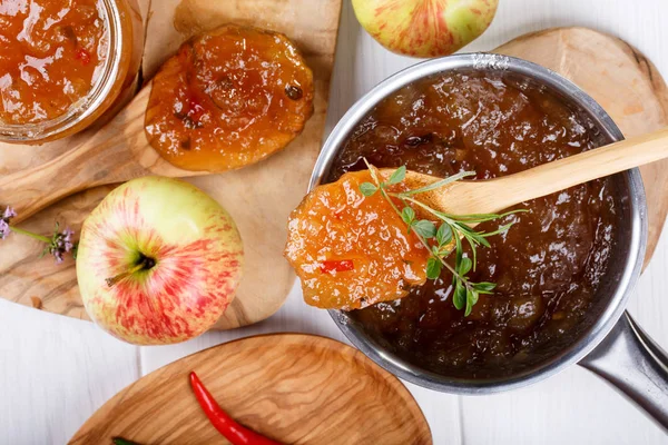 Biber biber elma reçel otlar ile. Üstten görünüm.