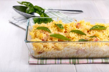 Fırında makarna veya makarna peynir ve jambon ile