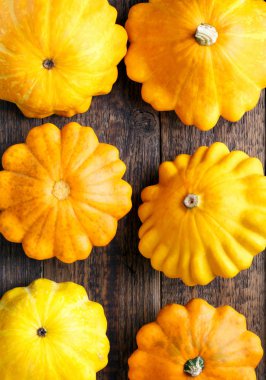 Ahşap masa üzerinde sarı pattypan squash. Üstten görünüm.