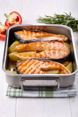 Izgara somon steak patates ile