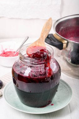 Ev yapımı erik reçeli pişirme