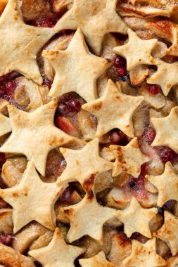 Ev yapımı elma pasta ile kızılcık ve tarçın bir arka plan olarak