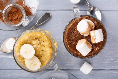 Hızlı Muzlu Kek ve hatmi mikrodalga üzerinden bir cam bardağı içinde çikolatalı kek. Üstten görünüm.