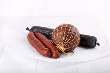 Füme salam sosis beyaz üzerine farklı türleri