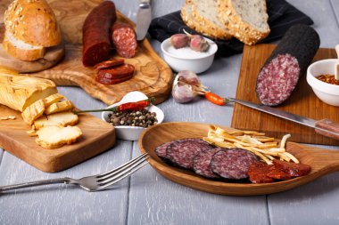 Aperatif küme. Çeşitli salam, peynir chechil ve ekmek. Rustik tarzı. 