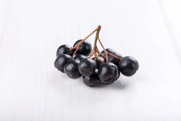 Csomó Fehér Alapon Fekete Chokeberry Aronia — Stock Fotó