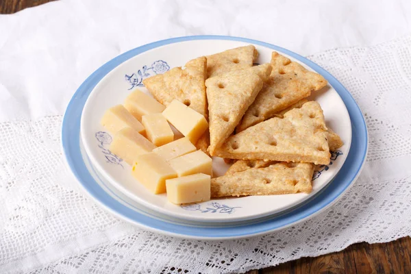 自制的奶酪饼干形状像奶酪片 完美的香脆小吃 — 图库照片