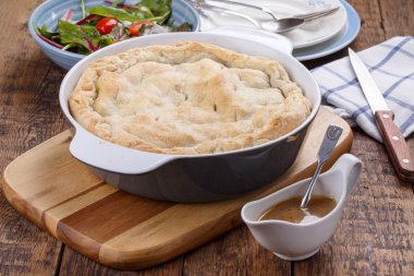 Ahşap masada sığır eti ve sebze ile puf böreği ev yapımı et pasta