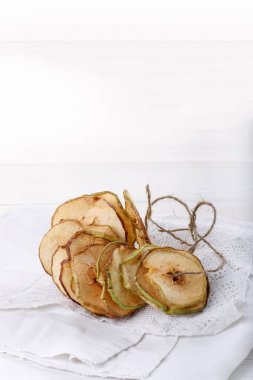 Ev yapımı elma cips. Kurutulmuş meyve. Sağlıklı snack. Kopya alanı.