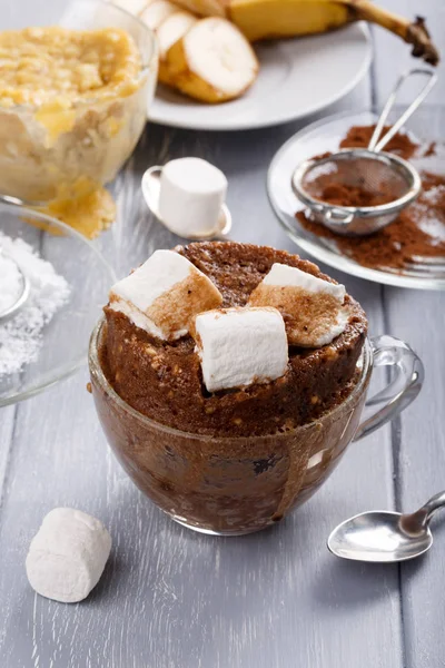 Bolo Chocolate Rápido Com Marshmallow Uma Caneca Vidro Microondas — Fotografia de Stock