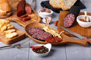 Aperatif küme. Çeşitli salam, peynir chechil ve ekmek. Rustik tarzı. 