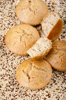 Ev yapımı quinoa kek. Gluten ücretsiz top kek.