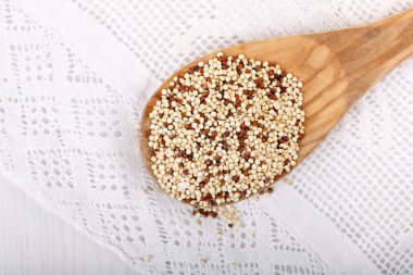 Tahta kaşık karışık ham quinoa tohumları. Sağlıklı gluten free gıda.