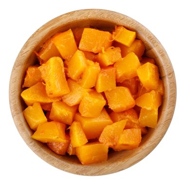 Ahşap kase doğranmış pişmiş kabak izole üzerinde beyaz arka plan ile. Üstten görünüm