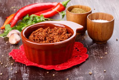 Adjika veya ajika acı baharatlı aromalı sosu Gürcü mutfağı