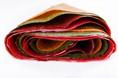 Tklapi - kurutulmuş meyve püresi hamuru / renkli meyve Deri kayısı, kivi, kızılcık. Gürcüce ve Ermenice mutfağı.