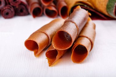 Elma meyve deri alır. Meyve şekeri - pastil. Sağlıklı snack.