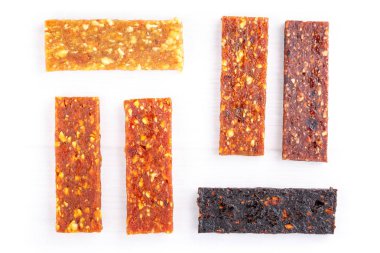 Meyve berry ve fındık enerji çubukları. Sağlıklı snack. Düz yatıyordu. 