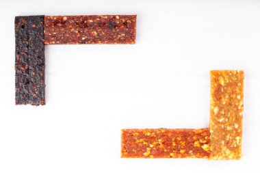 Meyve berry ve fındık enerji çubukları. Sağlıklı snack. Çerçeve