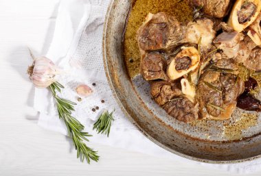 Ossobuco. Sarımsak biberiye ve Kuruyemiş kavurma kesme sığır eti shanks. Rustik tarzı. Üstten görünüm.