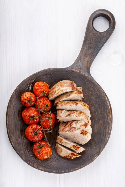 Tomates Cherry Asados Vid Pechuga Pato Frito Servidos Una Tabla — Foto de Stock