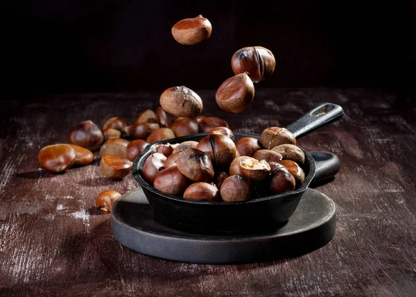 Castanhas Comestíveis Assadas Servidas Frigideira Ferro Fundido Mesa Madeira Escura — Fotografia de Stock