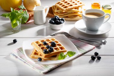 Bir fincan kahve beyaz bir tablo ile kahvaltıda Belçika Waffle