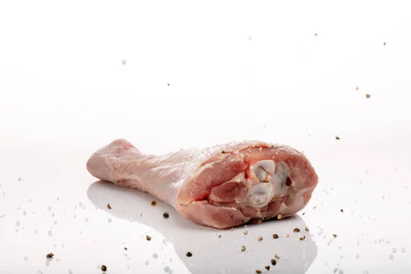 用盐和胡椒粉调味生火鸡鸡腿或腿 — 图库照片