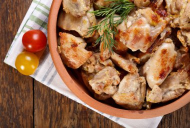 Kavrulmuş tavuk et parçaları. Izgara kemiksiz derisiz tavuk budu. Üstten görünüm.