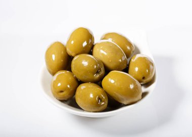 Beyaz kase bütün yeşil zeytin