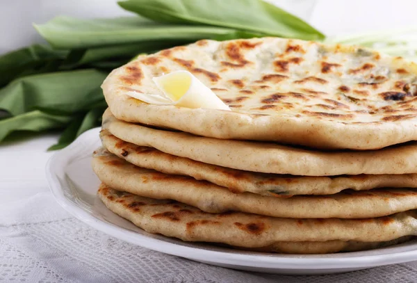 Khychiny geleneksel beyaz gözleme heese ile dolu