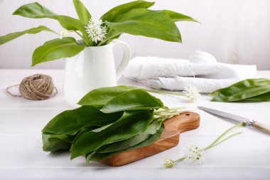 Beyaz ahşap masa üzerinde yabani sarımsak.