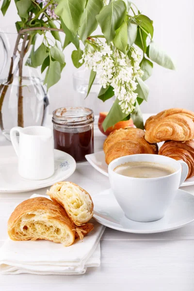 Petit déjeuner - tasse de café, croissants, confiture et fruits sur t blanc — Photo